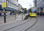 Manchester Metrolink Tram 3007 Bombardier M5000 an der Haltestelle Market Street in Manchester City Centre.