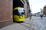 Manchester Metrolink Tram 3093 (Bombardier M5000) bei der Abfahrt von Manchester Piccadilly Station über dem London Road.