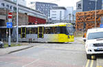 Wagen 3104 (Bombardier M5000) von Manchester Metrolink fährt über die Sheffield Street in Richtung Ashton.
Aufnahme: 12. März 2018-