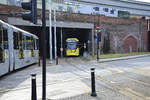 Wagen 3038 (links) fährt in Richtung Altrincham und Wagen 3022 (rechts) zur Rangiergelände am Bahnhof Manchester Piccadilly.