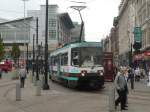 Metrolink-Fahrzeug 1017 in der Market Street am 17.8.2006. Diese Bahn fhrt als Straenbahn / S-Bahn in Richtung Bury - teilweise auf echten Eisenbahngleisen. Dabei erreicht sie eine Hchstgeschwindigkeit von ca. 85 km/h - wobei sie ordentlich drhnt und schaukelt.