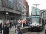 Metrolink-Straenbahn 1022 am 17.8. in der Market Street. Im Gegensatz zum Busverkehr in Manchester, der wegen seiner nicht in Erfahrung zu bringenden Fahrtrouten und -zeiten Auenstehenden nicht zu empfehlen ist, fhrt es sich mit dem Metrolink sehr unkompliziert.