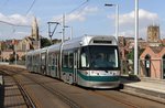 Nottingham Tw 210 auf der neu gebauten Querung der Bahnhofsgleise erreicht Station Street Tram Stop, 24.08.2016.