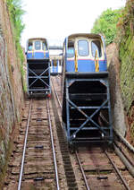 Die Kabinen der Bridgnorth Cliff Railway von der Talstation aus gesehen. Bridgnorth, 13.5.2022