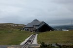 Blick aus dem bergwärts fahrenden Zug zur Zwischenstation, im oberen Streckenabschnitt ist die Seilfürung offen. 13.06.2016