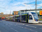 Straßenbahn Edinburgh Zug 276 nach Newhaven steht in der Station Picardy Place, 29.04.2025.