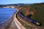 43153 und 43136 sind mit einem Zug von Paignton nach London zwischen Dawlish und Dawlish Warren unterhalb des  Red Rock  unterwegs, 28.08.2010.