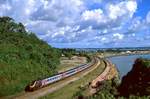 Cross Country 221 121 mit 09.30 Paignton am Red Rock bei Dawlish Warren, 28.08.2010.