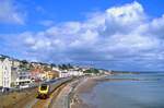 Eine 221er Garnitur mit der Cross Country Leistung 11.44 ab Bristol eilt entlang des Kstenabschnitts bei Dawlish, 29.08.2010.