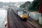 Am 5 Juli 1996 faehrt 47817 an Dawlish vorbei. Diese Lok traegt die Lackierung von Porterbrook, ein Lok und Wagenvermieter.
