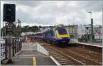 Der First Great Western  The Torbay Express  von Paignton nach London Paddington erreicht Dawlish.
Links und recht des Zuges sind die für den exakten Halt der HST Züge bestimmten  Stop  Tafeln zu sehen.
