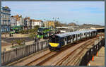 484002 der Island Line trifft in Ryde Esplanade auf mehrere Doppeldecker-Busse, die im Regionalverkehr eingesetzt werden.