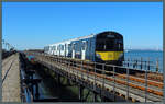 484002 der Island Line rollt am 25.04.2026 in gem�chlichem Tempo �ber den 680 m langen Ryde Pier.