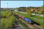 Mit einem Holzzug verlässt T66 112 der Beacon Rail am 21.05.2023 die Stadt Umeå Richtung Süden.