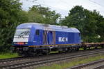 Beacon Rail Leasing Ltd., London [GB] mit  ER 20-013  [NVR:  92 80 1 223 013-4 D-BRLL ], aktueller Mieter? mit einem Ganzzug Flachwagen für Fahrzeugtransporte (leer) am 08.07.22 Vorbeifahrt Bahnhof Dedensen Gümmer.