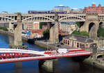 Scotrail nähert sich auf der Brücke über den Fluss Tyne dem Bahnhof Newcastle.