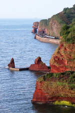 Ein Lokalzug von Paignton nach Exmouth fährt zwischen Teignmouth und Dawlish durch eine spezielle Landschaft mehr oder weniger direkt dem Meer entlang. Dawlish, 17.5.2022