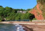 Ein Hochgeschwindigkeitszug der GWR fährt hier zwischen Teignmouth und Dawlish auf einem kurzen Abschnitt zwischen zwei Tunnels dem Meer bzw Strand entlang. Dawlish, 17.5.2022