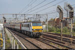 Greater Anglia 90 013 mit Schnellzug aus Ipswich durchfährt am 22. April 2019 Bethnal Green kurz vor dem Endbahnhof London Liverpool Street.