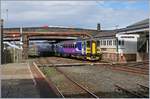 Zwei Northern Class 153 Dieseltriebwagen mit dem führenden 153315 erreichen auf ihrer Fahrt nach von Carlisle nach Barrow-in Furness den Bahnhof von Workingtpon.