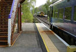 Unser Zug von Inverness nach Thurso wartet in Lairg die Einfahrt des Gegenzuges ab.