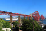 Was für ein Foto! LNER begegnet Scotrail auf der weltberühmten Firth of Forth Bridge im besten Abendlicht, währenddem ein grosses Kreuzfahrtschiff in Brückennähe ankert. North Queensferry, 27.6.2019