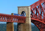 Scotrail verlässt den gigantischen Teil der Firth of Forth Bridge.
