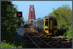 158740 hat am 15.05.2025 die eindrucksvolle Fifth of Forth-Brücke überquert und nähert sich der Station Dalmeny.