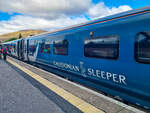 Ein Nachtzug des  Caledonian Sleeper  steht im Zielbahnhof Fort William, 03.05.2025.