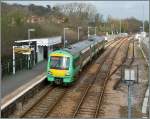 Der Class 171 Dieseltriebzug 171 725 beim Halt in Rye.