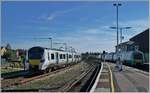 Während der Southern Dieseltriebzug 171 723  Eastbourne verlässt, wartet der Thameslink 700 142 auf einem Abstellgleis auf einen neuen Einsatz.
1. Mai 2018