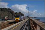 Ein Cross Country HST 125 Service mit dem Triebkopf 43303 (Class 43) an der Spitze fährt durch den Bahnhof  von Dawlish in Richtung Plymouth.
