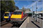 Die Virgin Trains East Coast E-Lok 91104 (Class 91) wartet in Edinburgh Waverley auf die Abfahrt um ihren IC nach London Kings Cross zu schieben.