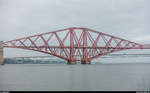 Ein Virgin Trains East Coast HST von London King's Cross nach Aberdeen befährt am 21. August 2017 die Forth Bridge bei South Queensferry.
