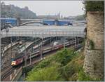 Blick auf den Bahnhof Edinburgh Waverley mit einem ausfahrenden Virgin East Coast HST 125 Class 43.