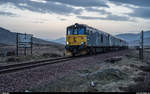 GBRf 73969 mit dem Caledonian Sleeper Fort William - London Euston am 23. April 2019 am höchsten Punkt ihrer Reise, dem Corrour Summit auf 411 m ü. M., kurz vor Erreichen der Station Corrour.<br>
Die Class 73 kann auch mit Fahrstrom aus der im Süden Englands verbreiteten Stromschiene versorgt werden, wobei das in ihrem jetzigen Einsatzgebiet nicht mehr gebraucht wird.