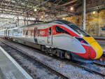 Class 801 209  AZUMA  der London North Eastern Railway nach London steht im Bahnhof Edinburgh Waverley, 02.05.2025.