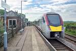 Buckenham, Greater Anglia  FLIRT  bi-mode multiple unit Class 755/3 # 755327 nach Lowestoft.
Wochentags hält hier nur ein Zugpaar, am Wochenende gibt es ein paar mehr Abfahrten, für die Ausflügler.
09. Juni 2024