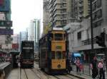 Zwei Trams begegnen sich in Hong Kong.