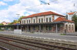 Das Bahnhofsgebude in Hnfeld, am 26.05.2024.