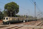 Tw. 20 108 der Delhi Ring Railway fährt mit Schrittgeschwindigkeit auf Bahnsteig 5 des Bhf. Delhi - Hazrat Nizamuddin ein. (06.02.2024)