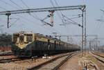 Die vom Tw.284 geführte Garnitur der Delhi Ring Railway erreicht soeben den Bhf. Delhi - Hazrat Nizamuddin. (29.01.2024) 