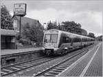 Schon von Weitem macht das Stationschild auf den Bahnhof aufmerksam. Am Bahnsteig steht abfahrbereit ein Zug nach Bangor. 
25. September 2007