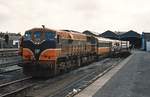 Vor einem Schnellzug in Richtung Westen wartet CIE 077 in Dublin Heuston Station im April 1992 auf die Ausfahrt. Von diesen Lokomotiven wurden 18 Stück im Jahre 1976 bei  La Grange/Illinois beschafft.