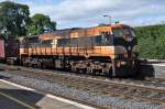 IERLAND SEP 2009 KILDARE LOC 087 in de oude oranje kleur met container trein