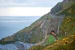 Die Bahnlinie von Rosslare nach Dublin führt am 241 m hohen Bray Head direkt an der Irischen See entlang, hier im April 1992 mit einer Class 071