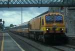 IERLAND sep 2001 BALLYBROPHY LOC 224 oranje met personen trein in volle vaart 70 mijl per uur