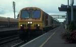 IERLAND sp 2001 BALLYBROPHY LOC 222 oranje op volle snelheid door het station