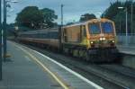 IERLAND sep 2001 THURLES LOC 215 oranje met een oude generator wagon achter de loc en een personen trein