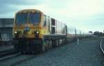 IERLAND sep 2001 THURLES LOC 231 oranje met personen trein